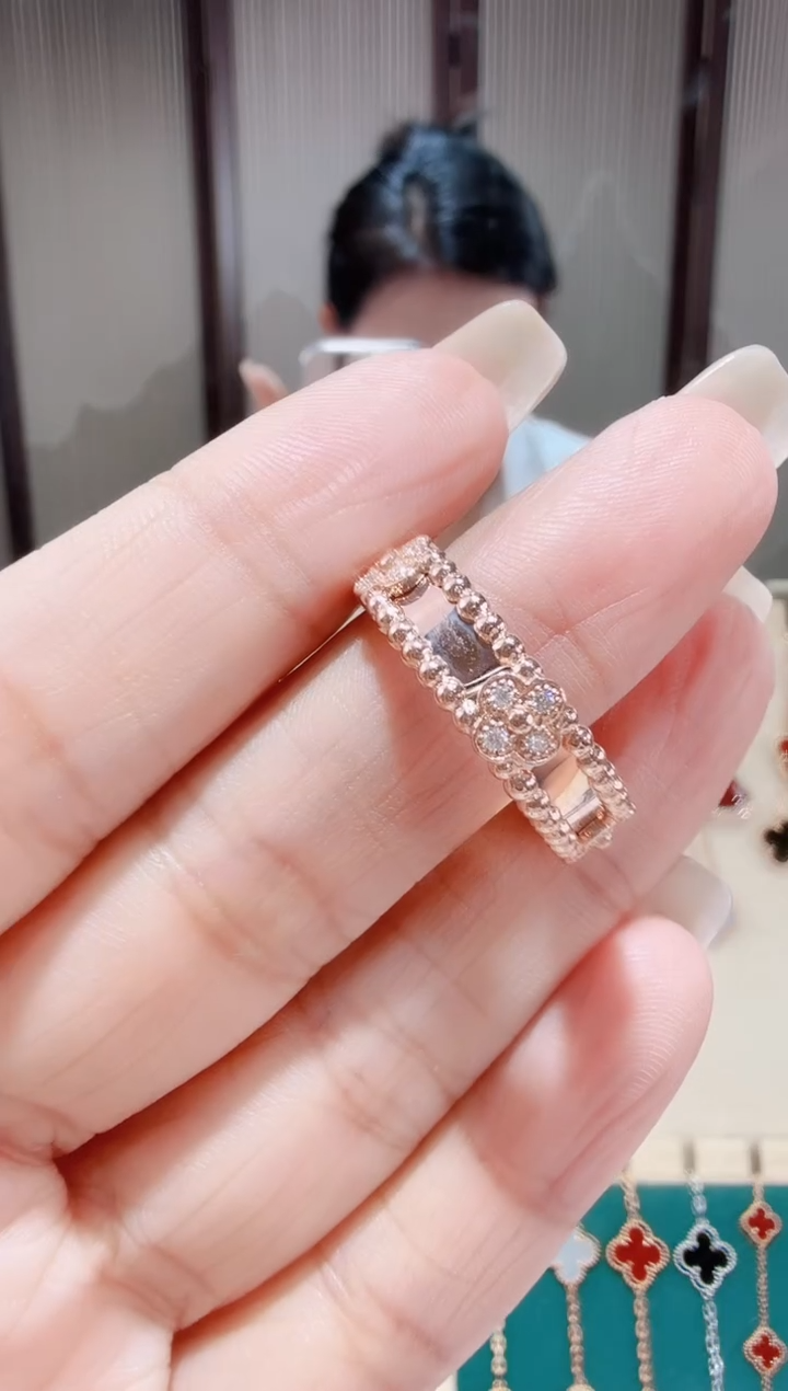 18K金镶嵌戒指钻石戒指