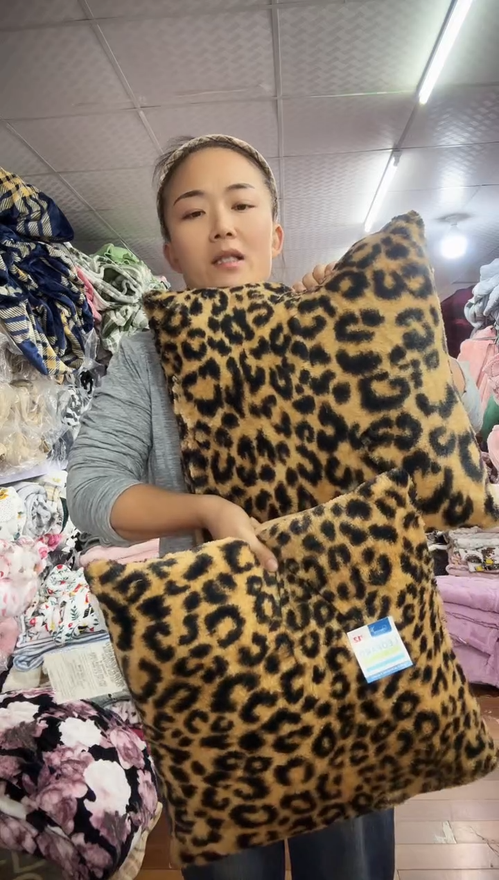 法兰绒豹纹抱枕拍一发二