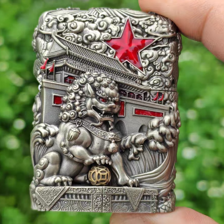 【CC】zippo打火机正品银色雄关万里浮雕贴章重甲套壳新年礼物DY871