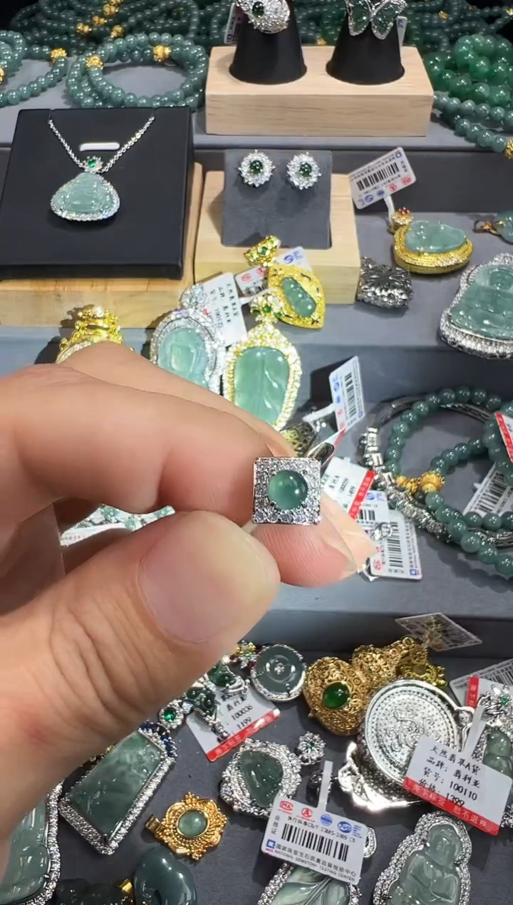 【闪购商品】翡翠吊坠(赠链)未镶嵌天然翡翠