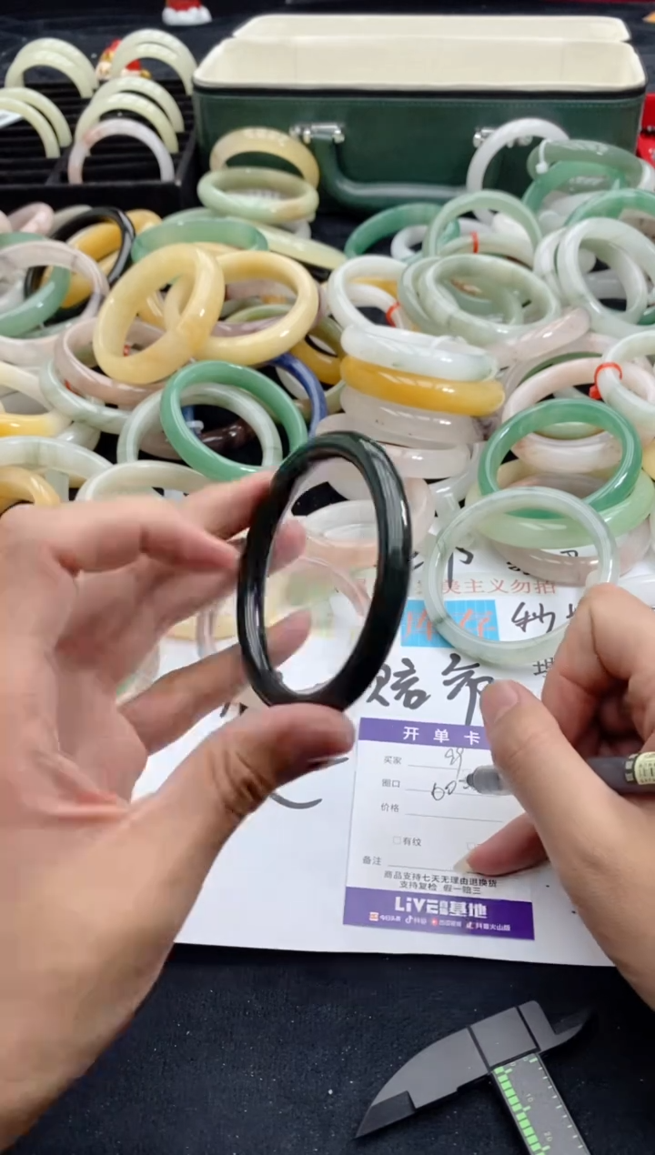 【闪购商品】石英质玉手镯未镶嵌99