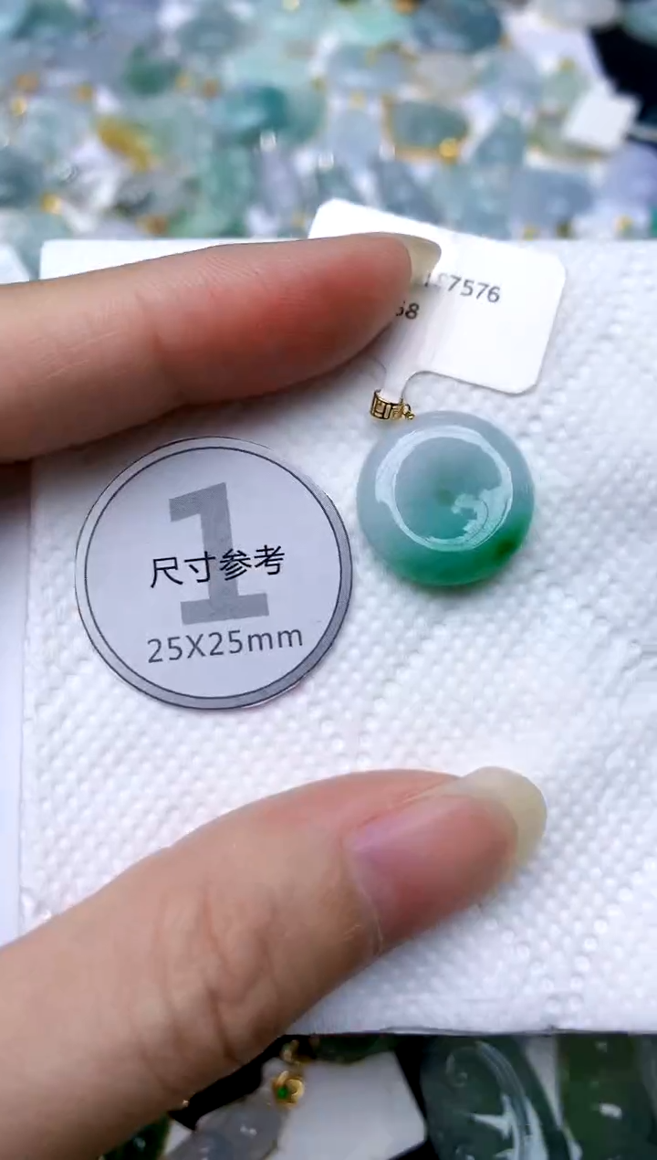 颈饰18K金镶嵌翡翠天然A货翡翠