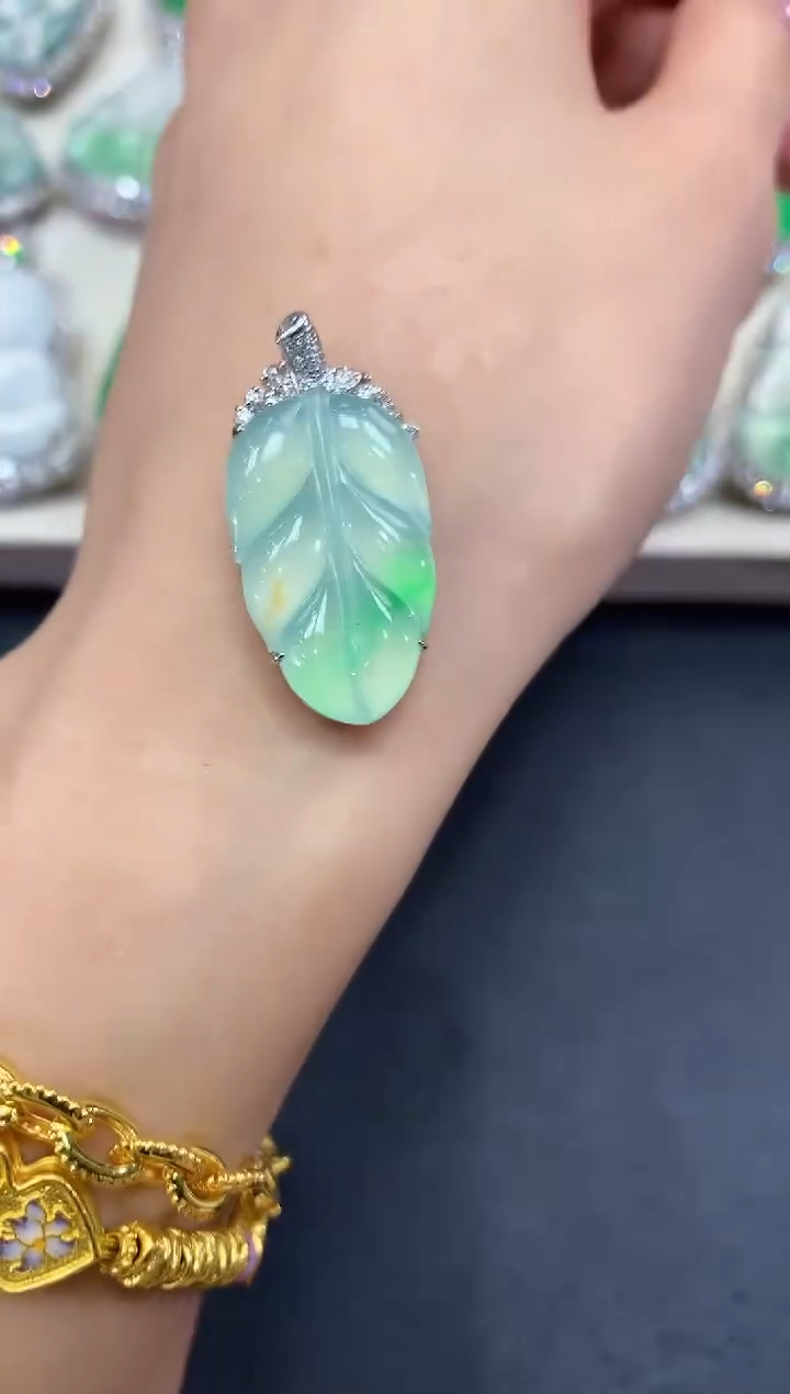 【闪购商品】翡翠吊坠(不含链)18K金镶嵌q10         