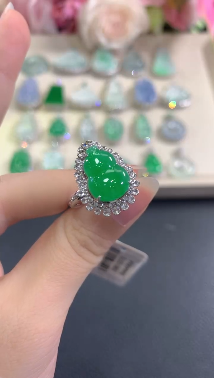 18K金镶嵌戒指翡翠b113      