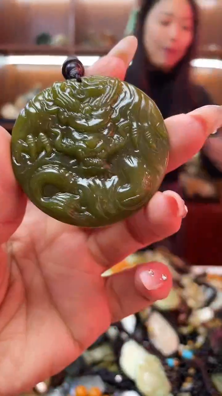 未镶嵌蛇纹石玉吊坠  