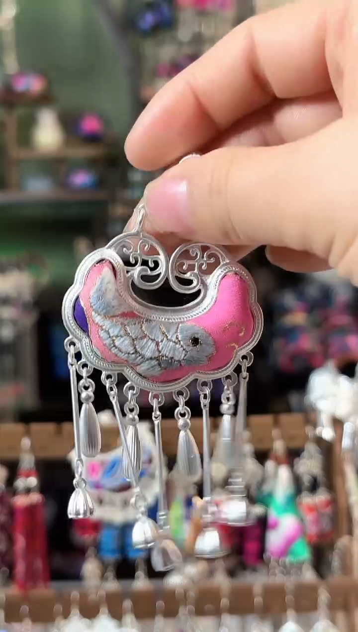 彩云南阁非遗老绣苗银饰品593