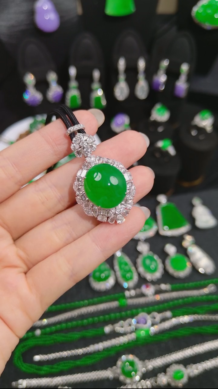 吊坠(不含链)18K金镶嵌翡翠蛋面吊坠