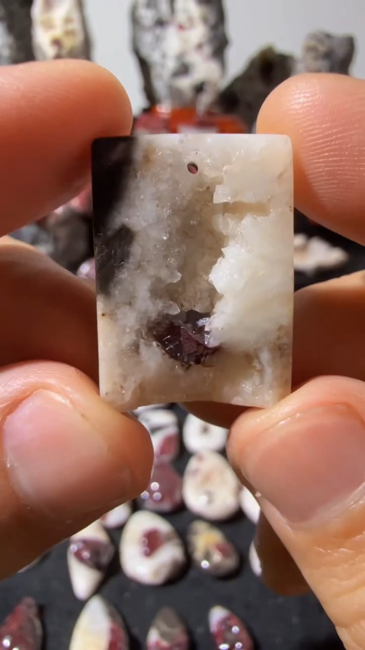 天然辰砂百**润天然辰砂天然朱砂大晶砂随行吊坠