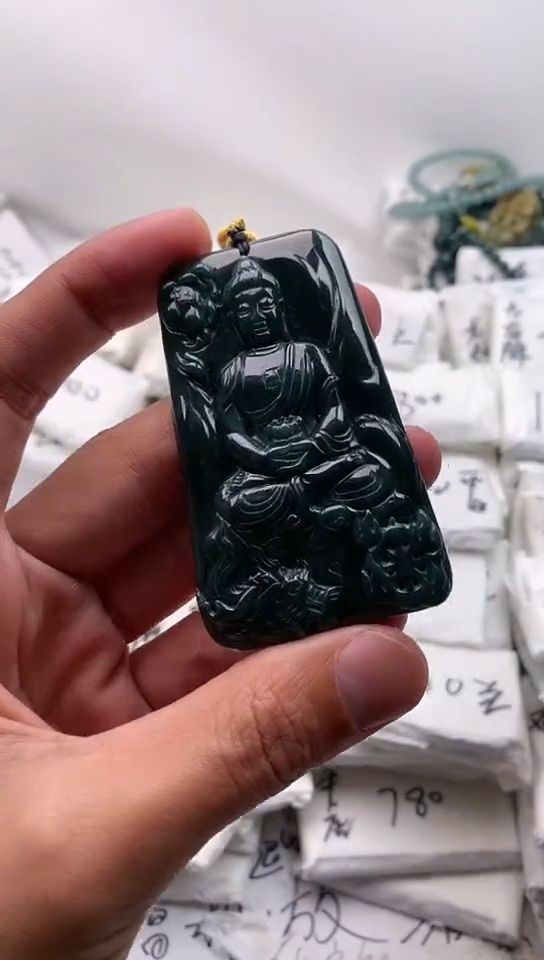 翡翠未镶嵌颈饰大日