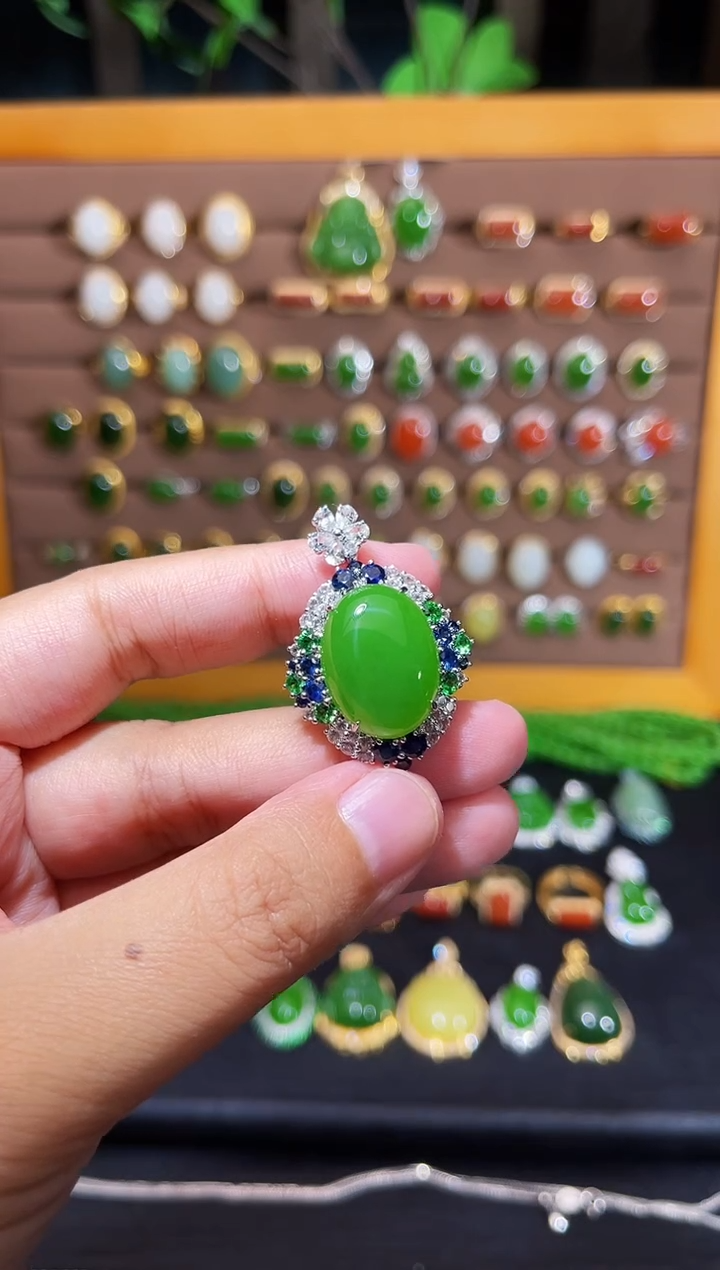 【闪购商品】和田玉吊坠18K金镶嵌苹果绿厚金镶嵌吊坠