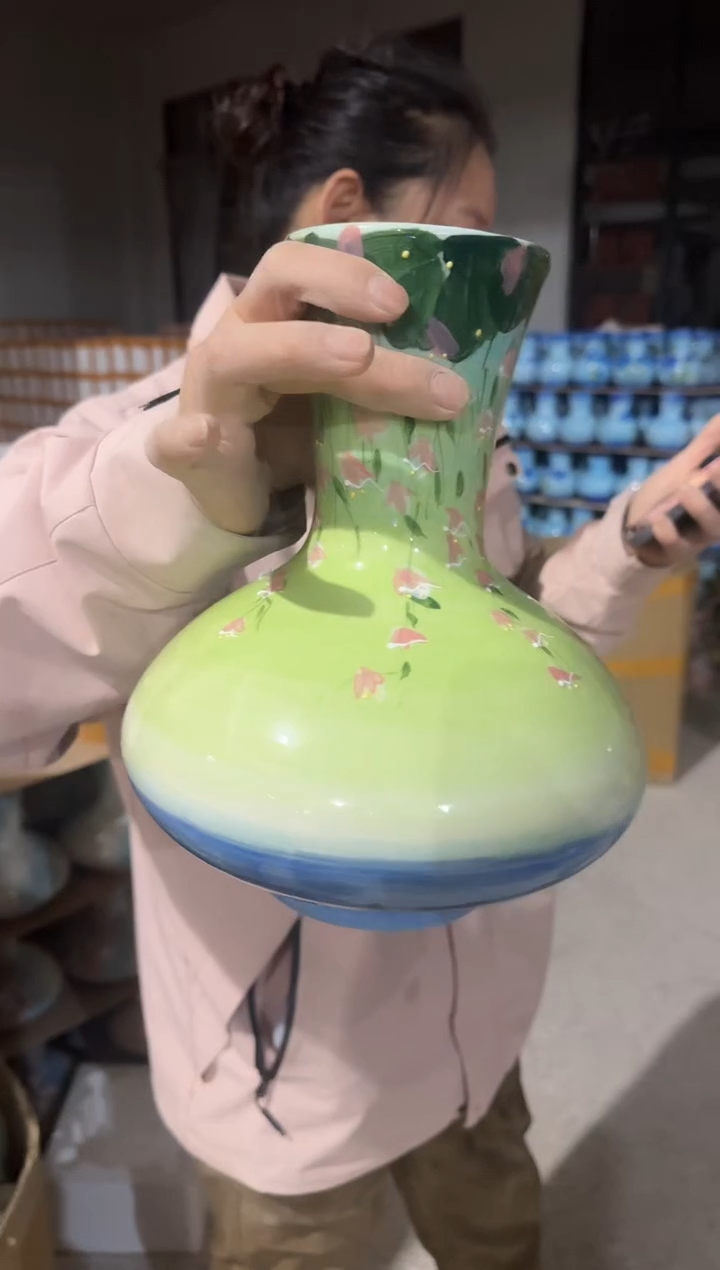 果绿色手工立体釉面陶瓷瓶