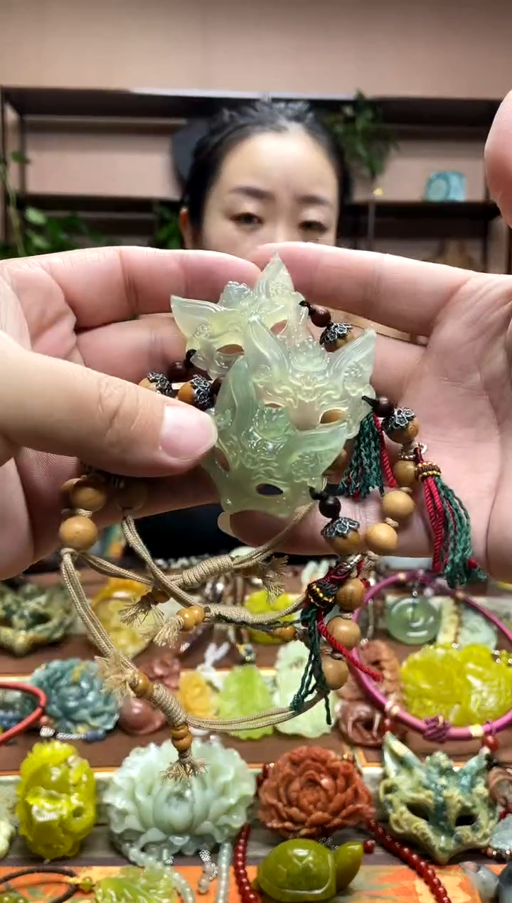 未镶嵌岫玉吊坠多样性发货发其中之一
