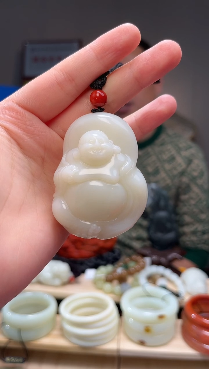 颈饰未镶嵌和田玉c**y手把件