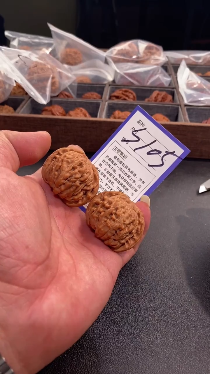 【闪购商品】文玩核桃吊坠42汉高楼 