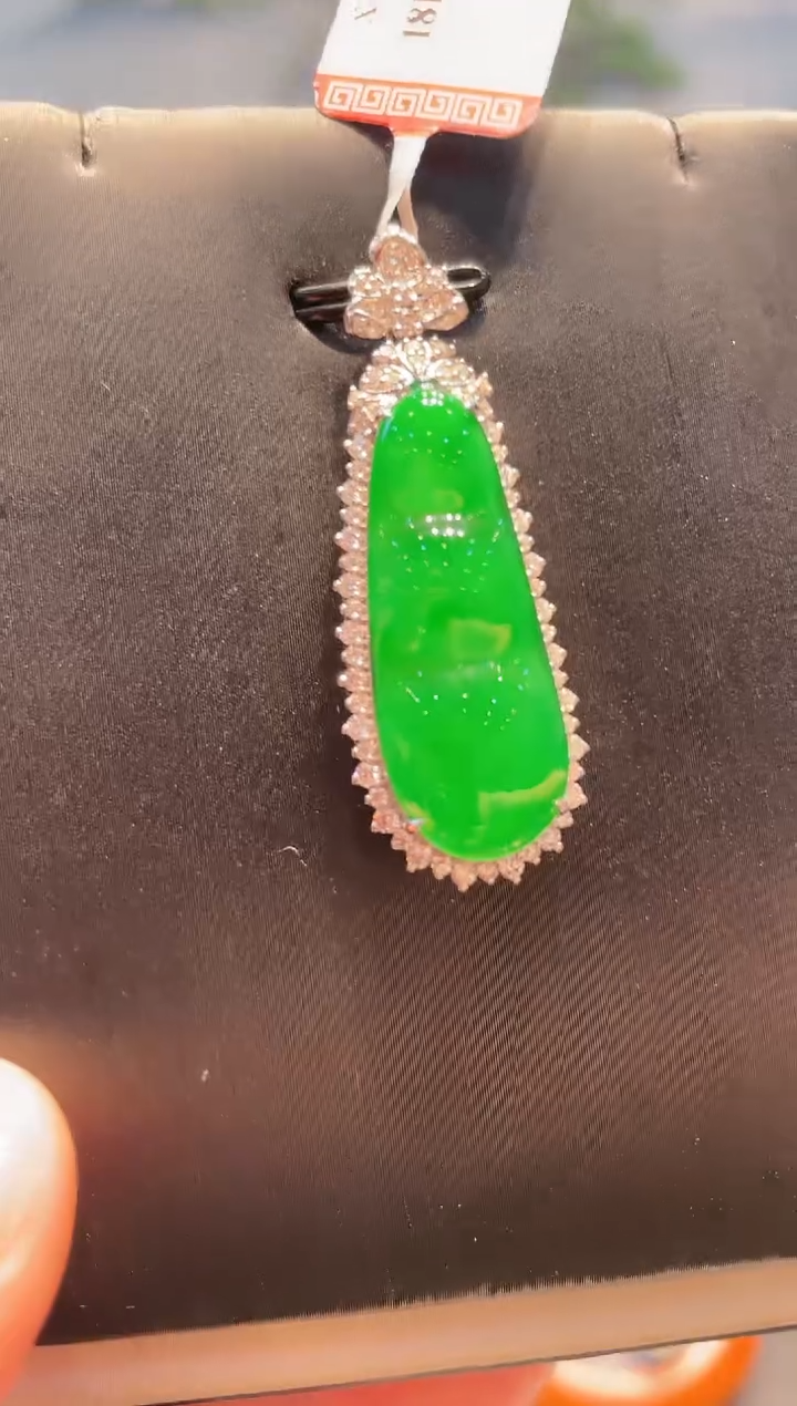 【闪购商品】翡翠吊坠(赠链)18K金镶嵌A49天然A货翡翠