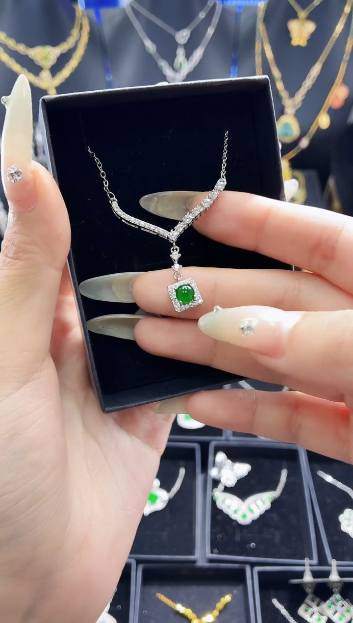 翡翠未镶嵌颈饰吊坠