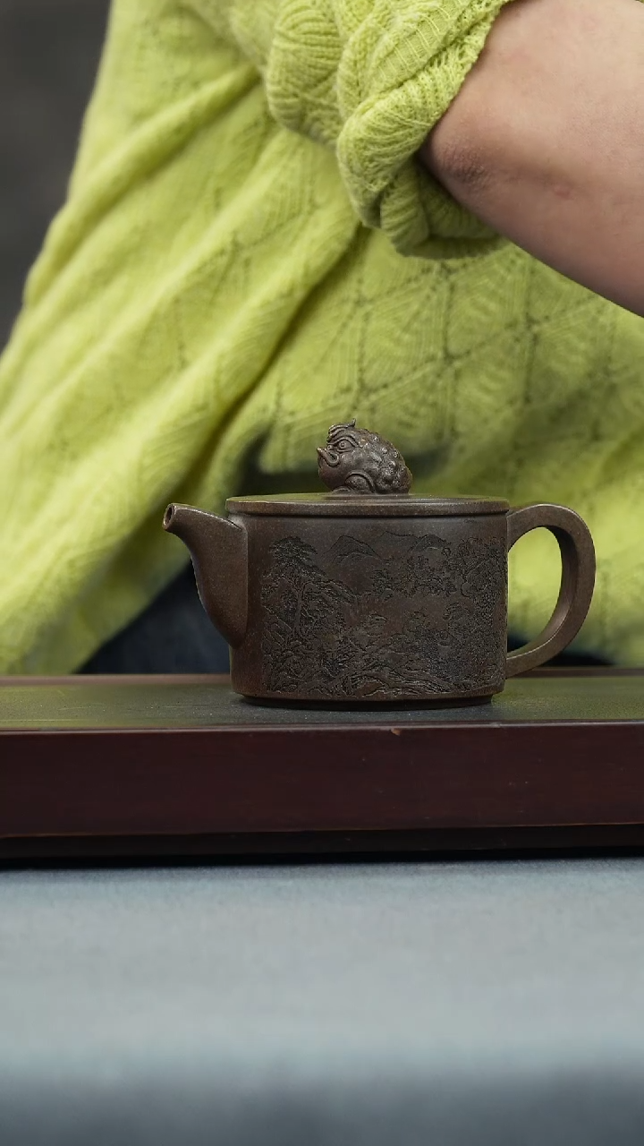 【闪购商品】紫砂茶壶龙背青 金蟾汉瓦 刻山水