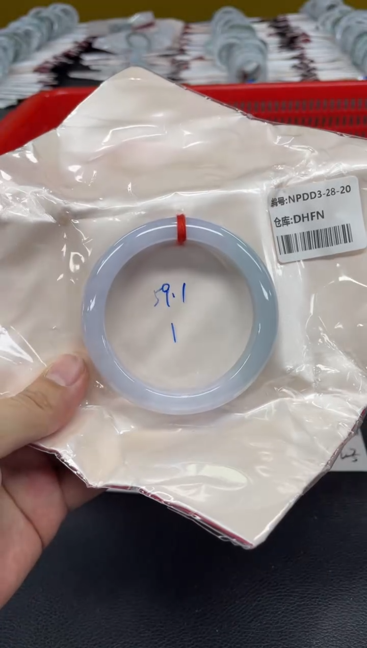 翡翠手镯未镶嵌翡翠手镯