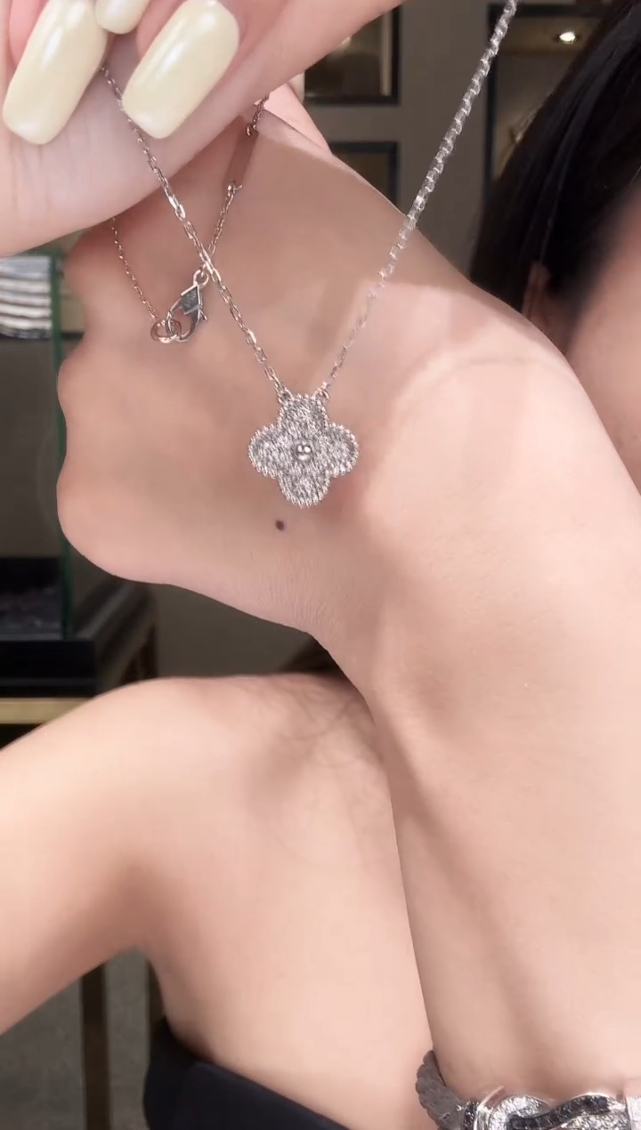 铂Pt950镶嵌项链钻石满钻四叶草项链