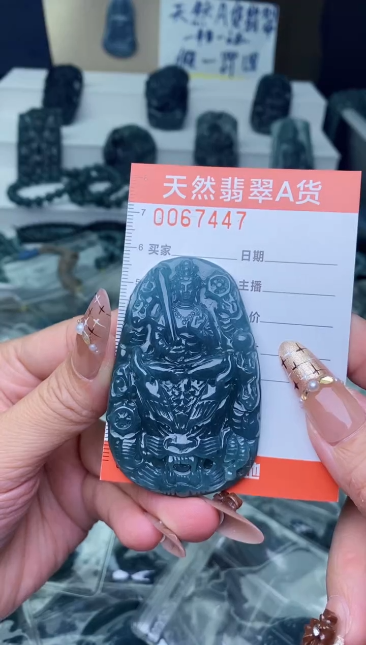 翡翠未镶嵌颈饰···········