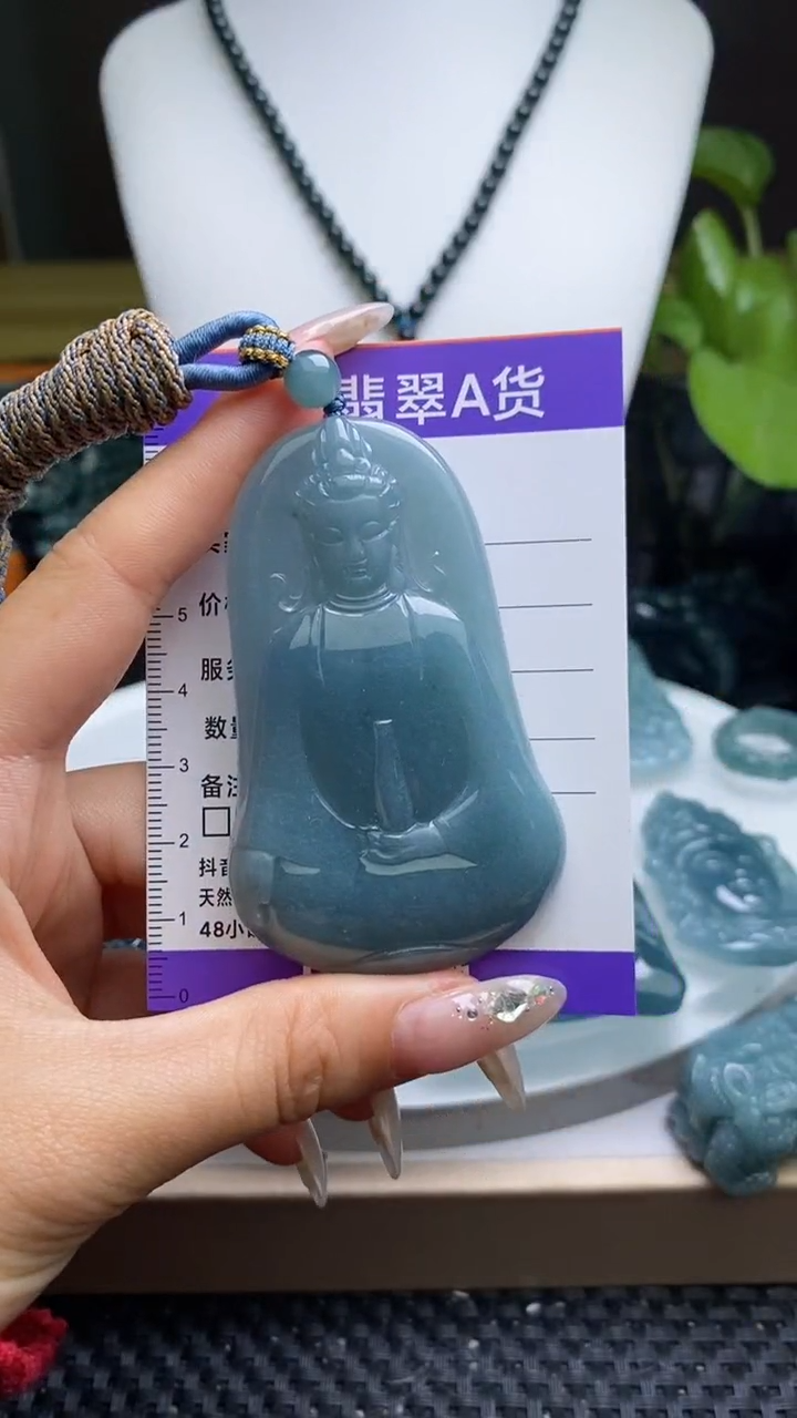 翡翠未镶嵌颈饰         