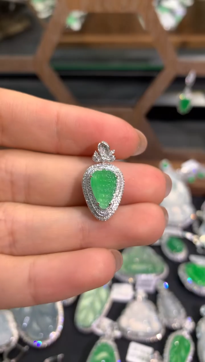 【闪购商品】翡翠吊坠(不含链)18K金镶嵌吊坠