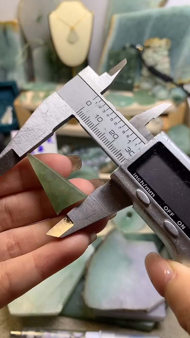 【闪购商品】翡翠挂件未镶嵌缅甸A货翡翠，没有运费险