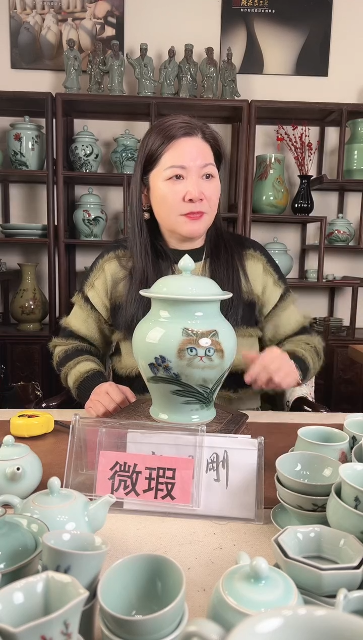 釉中彩 猫画 盖罐（黑点）