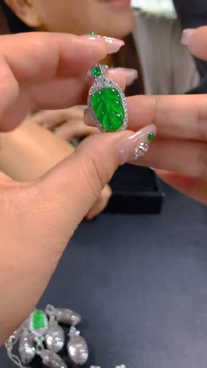 【闪购商品】翡翠吊坠(赠链)未镶嵌0364034261多样性发其一