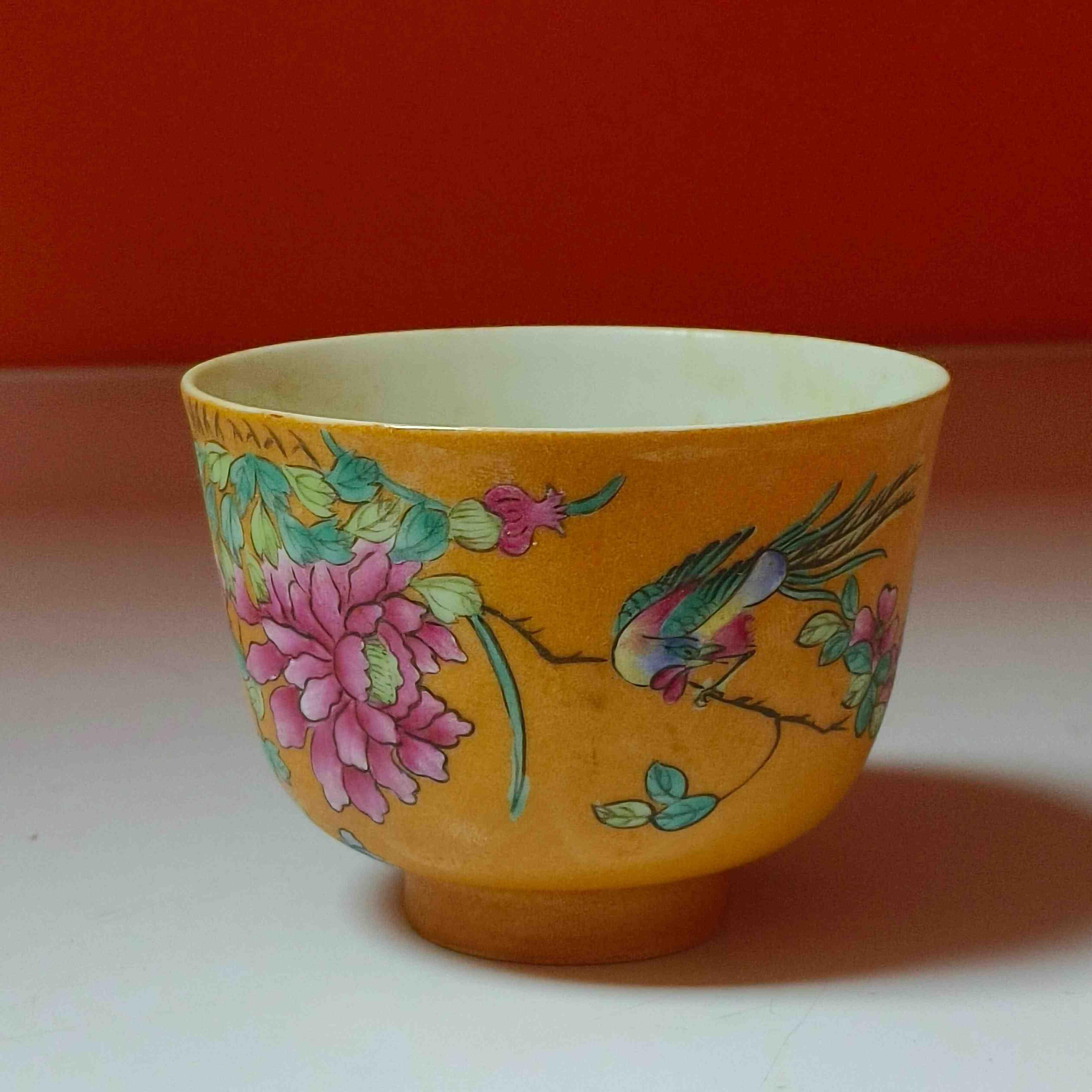 3635清晚期 淡红地花鸟纹茶圆