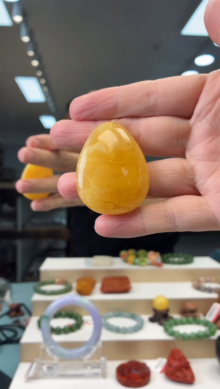 琥珀颈饰未镶嵌小*虹吊坠