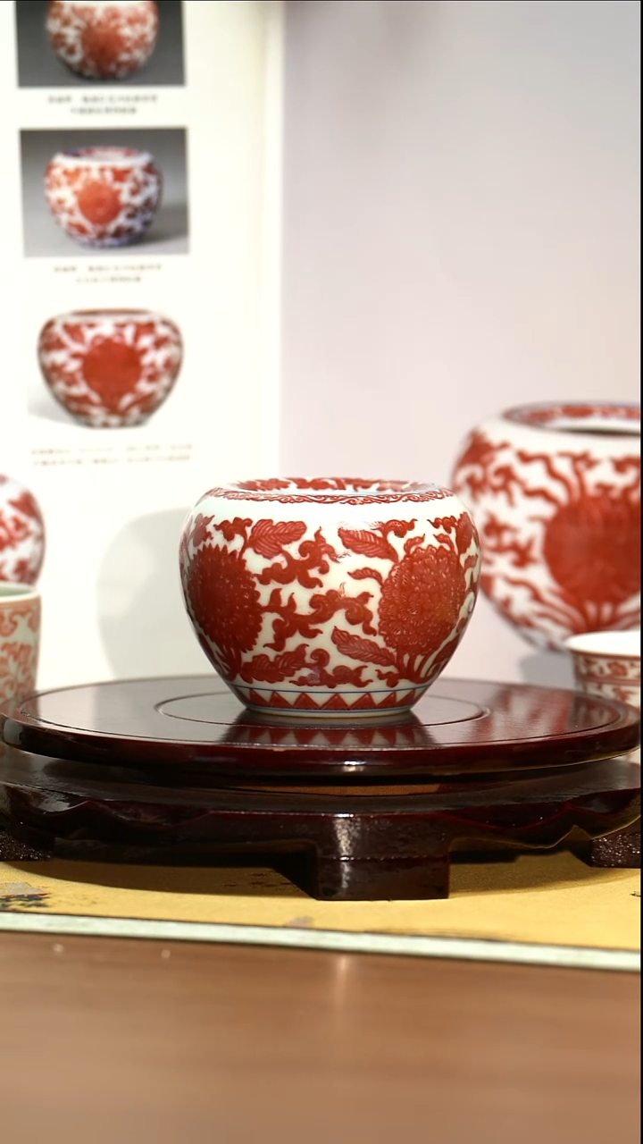 UY仿清康熙釉里红花卉纹苹果尊