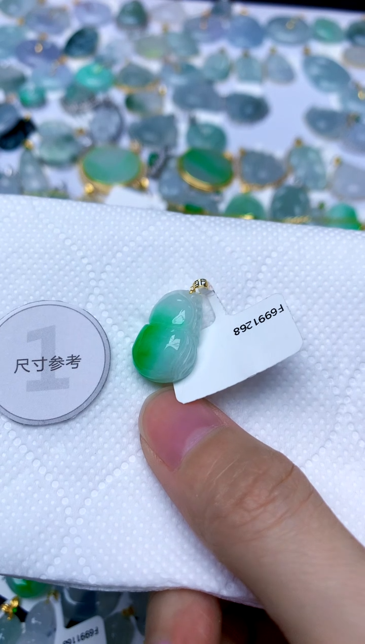 颈饰18K金镶嵌翡翠天然A货翡翠