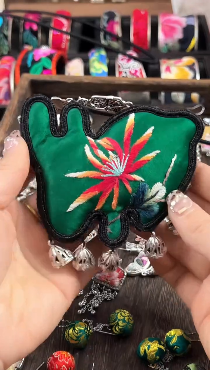 【闪购商品】织绣民族风老绣饰品499