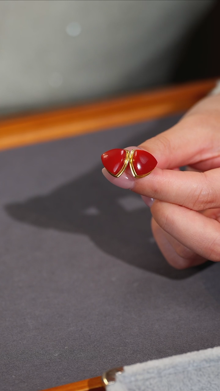 18K金镶嵌南红玛瑙耳饰原矿E6-1