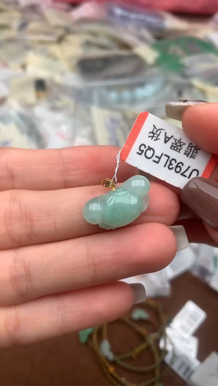 18K金镶嵌挂件翡翠—