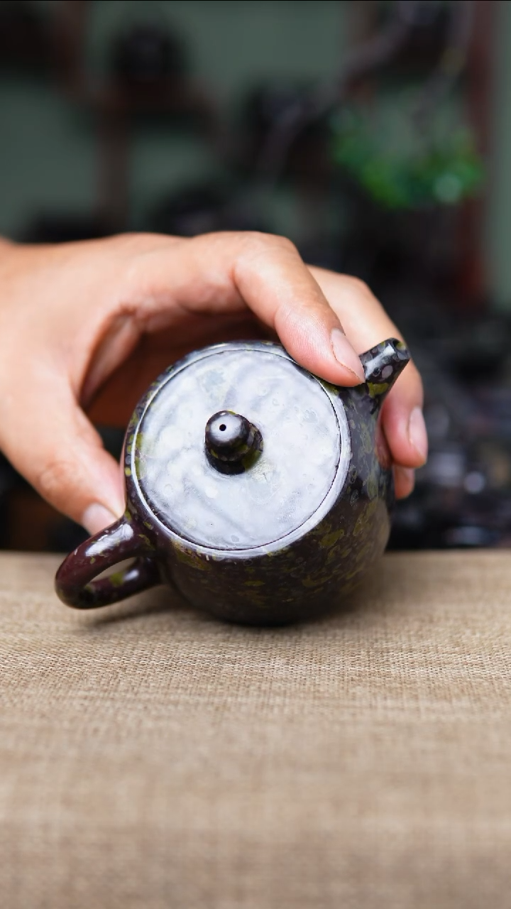 梅花玉内嵌盖九孔小汉铎壶