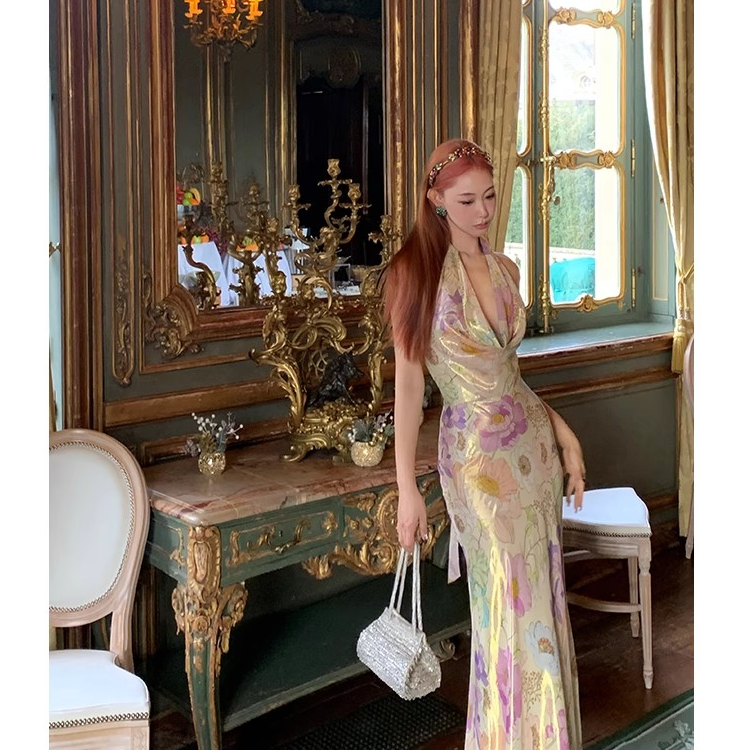  小丽53挂脖碎花连衣裙夏2025新款法式度假性感包臀鱼尾长裙子