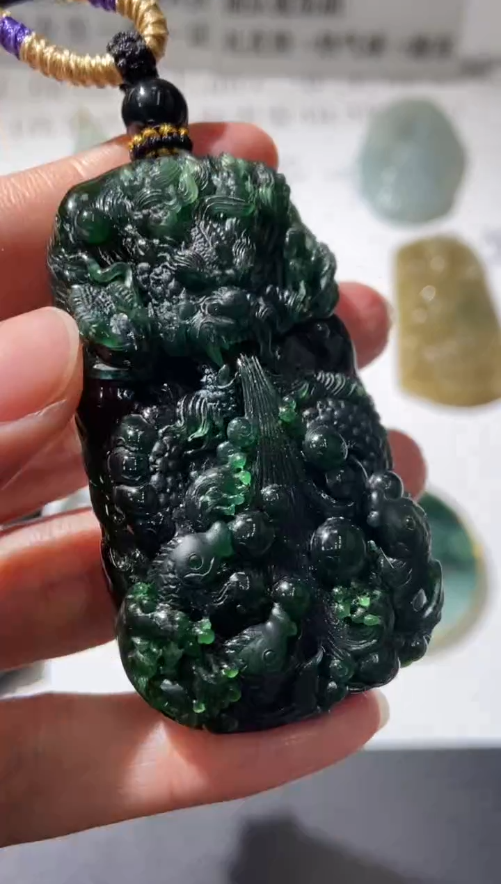 未镶嵌挂件翡翠373677     多人 