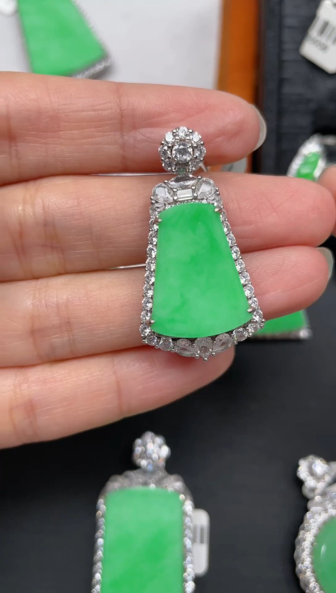 【闪购商品】翡翠吊坠(赠链)银S925镶嵌翡翠