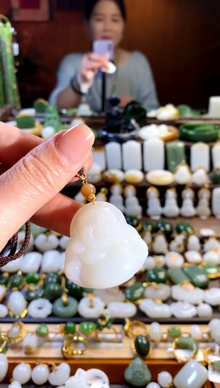 和田玉未镶嵌吊坠(赠链).