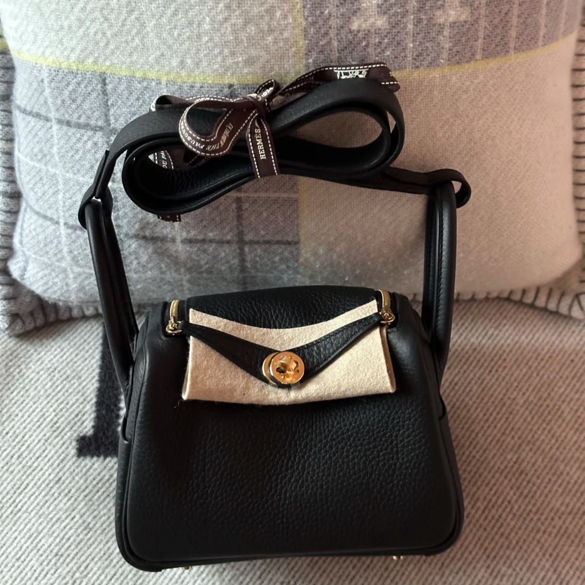 全新未使用 Hermes/爱马仕 小花6珊 Lindy mini 黑色 金扣TC皮W刻