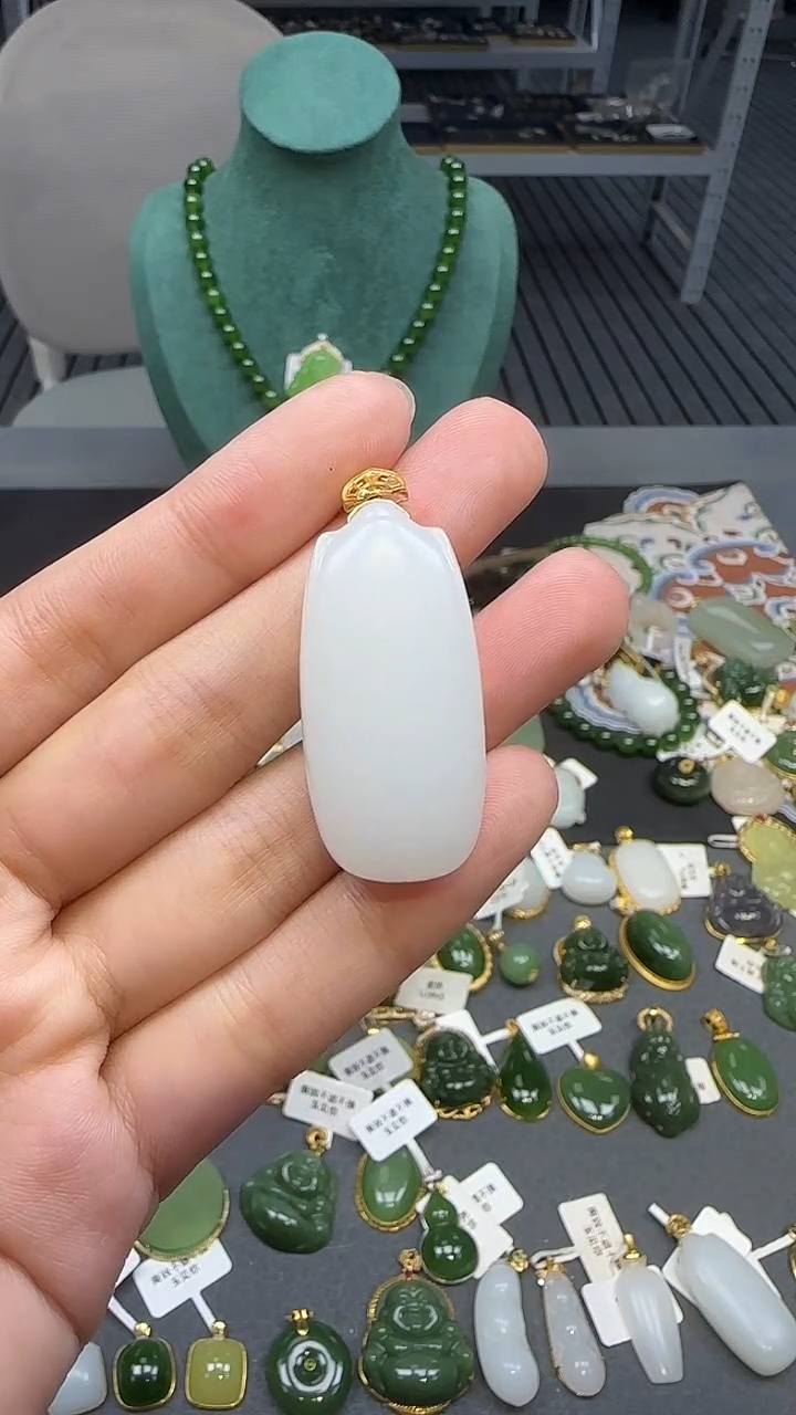 18K金镶嵌和田玉挂件1