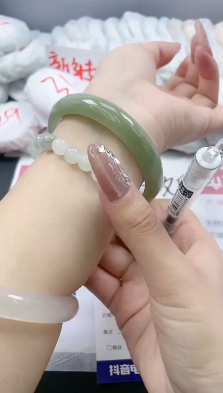 【闪购商品】石英质玉手镯未镶嵌43/62.9