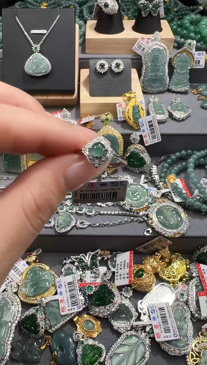 【闪购商品】翡翠吊坠(赠链)未镶嵌翡翠A货源头工厂带证书发