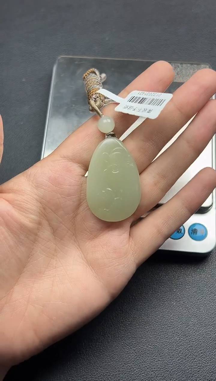 吊坠(赠链)未镶嵌和田玉且末微色差迪克兰一细吊坠