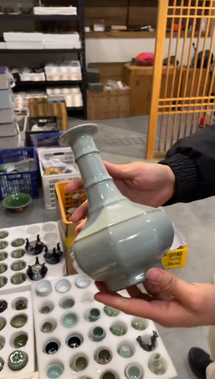 53窑承青瓷官窑八方弦纹瓶