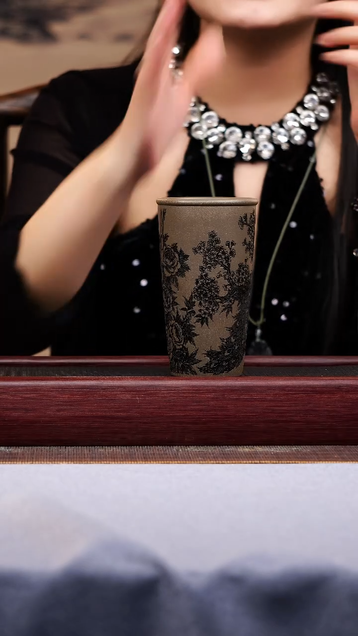 宜兴手工紫砂作品  孔雀杯 锦羽呈祥 黑