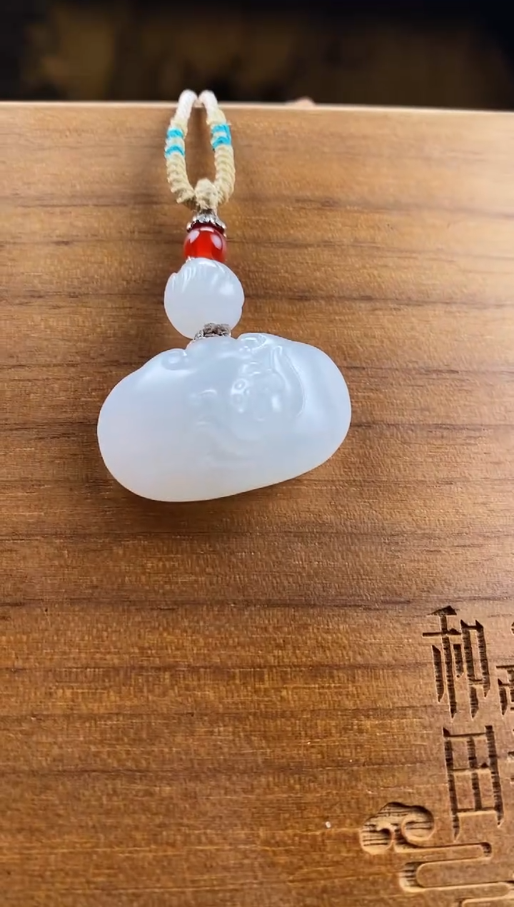 颈饰未镶嵌和田玉脂白级 莲花如意锁