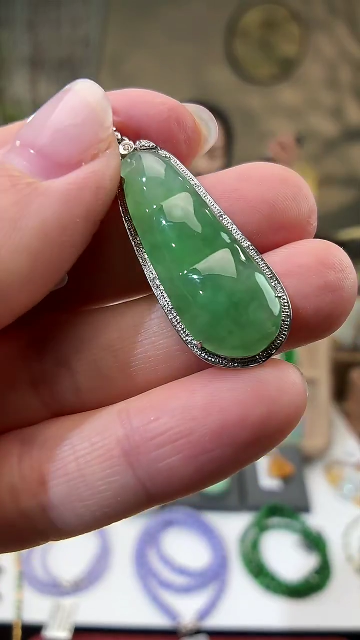 18K金镶嵌翡翠耳饰豆子